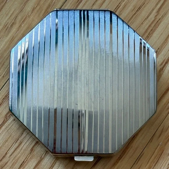 2 Vintage Compacts Elizabeth Arden (Octagon) and Dorset Fifth Avenue (Square) - Picture 3 of 12